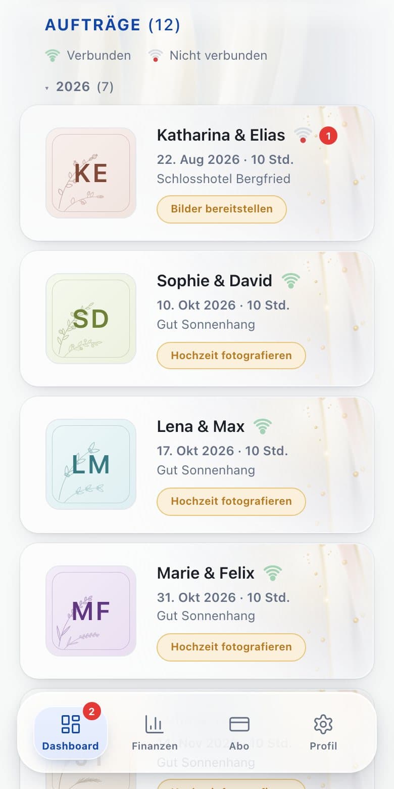 Aufträge im Dashboard des Dienstleisters auf dem Handy: je Brautpaar ein Kasten mit Datum, Location, nächstem Schritt und Verbindungszeichen – grün verbunden, rot nicht verbunden